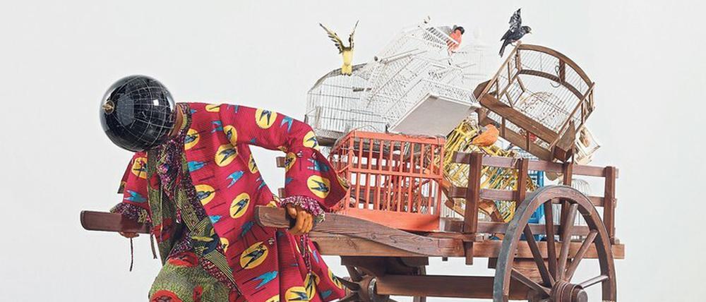 Lasst die Vögel frei. Eine Reaktion auf Mozarts „Zauberflöte“ von Yinka Shonibare CBE: „The Bird Catcher’s Dilemma“, 2019–2020, zu sehen in der Salzburger Jubiläumsausstellung.