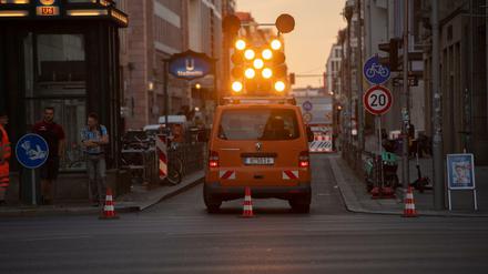 Um kurz nach sechs Uhr wurden die Zufahrten zur Friedrichstraße zwischen Leipziger Straße und Französischer Straße für den Verkehr gesperrt.