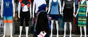 Zwei Kosovarinnen laufen durch die Hauptstadt Pristina.