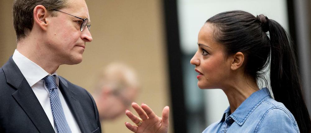 erlins Regierender Bürgermeister Michael Müller (SPD) und die Berliner Staatssekretärin Sawsan Chebli unterhalten sich am 12.05.2017 in Berlin zu Beginn der Sitzung des Bundesrats.