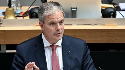 CDU-Fraktionschef Burkard Dregger (CDU) will, dass die Berliner Polizei Gefährdern elektronische Fußfesseln anlegen darf.