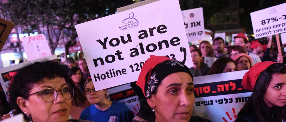„Du bist nicht allein“: In Israel gingen nach einer mutmaßlichen Gruppenvergewaltigung vor allem Frauen gegen sexuelle Gewalt auf die Straßen.