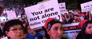 „Du bist nicht allein“: In Israel gingen nach einer mutmaßlichen Gruppenvergewaltigung vor allem Frauen gegen sexuelle Gewalt auf die Straßen.