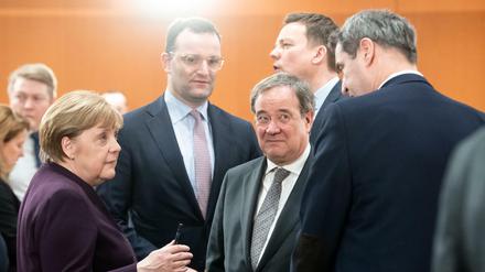 Bundeskanzlerin Angela Merkel (CDU,l-r), Armin Laschet (CDU), und Markus Söder (CSU), bei einer Unterhaltung im März. Armin Laschet gehört zu den Verlierern im Ranking.