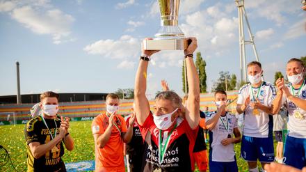 Hoch die Tassen: Altglienickes Trainer Kasten Heine reckt den Pokal empor.