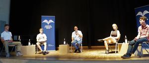Michael Müller (Mitte) diskutiert mit Schülerinnen und Schülern des Lilienthal-Gymnasiums in Berlin-Lichterfelde.