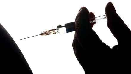 Empfohlen, aber grade nicht möglich: Beim Pneumokokken-Impfstoff gibt es erhebliche Lieferengpässe.