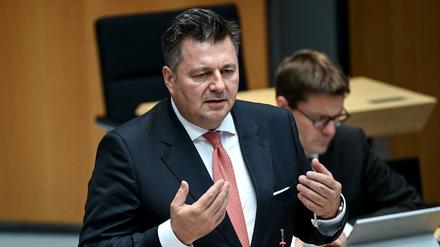 Berlins Innensenator Andreas Geisel (SPD) vertraut trotz vielfacher Extremismus-Anschuldigungen weiterhin den Sicherheitsbehörden.