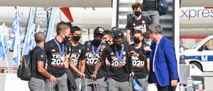 Gruppenbild mit Söder. Der siegreiche FC Bayern bei seiner Ankunft auf dem Münchner Flughafen am 24. August.
