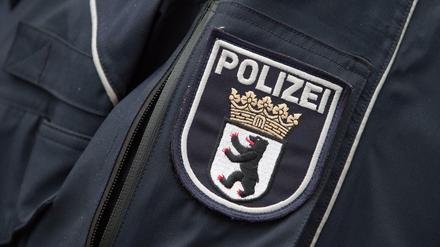 Das Wappen der Berliner Polizei auf einer Uniform.