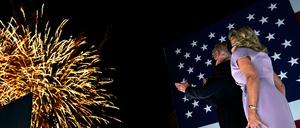Joe Biden, demokratischer Präsidentschaftskandidat, und seine Frau verfolgen während des Parteitages der US-Demokraten allein ein Feuerwerk.
