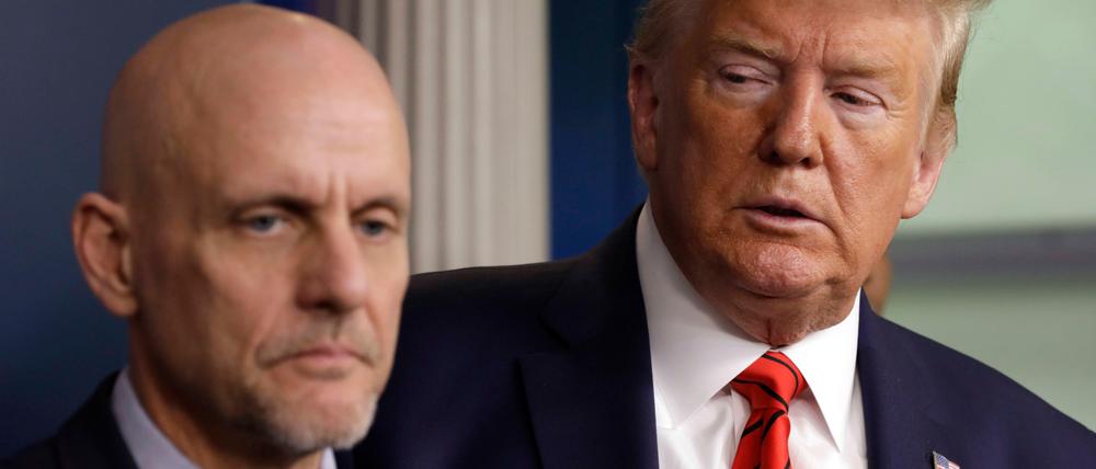 Wenn Blicke zulassen könnten. US-Präsident Donald Trump und FDA-Chef Stephen Hahn. Die FDA ist für die Impfstoff-Zulassung zuständig.