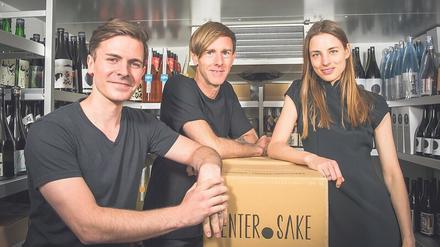 Berliner Sake-Pioniere. DJ Richie Hawtin (Mi.) mit Laura Käding und Maximilian Fritzsch.