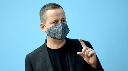 Klaus Lederer mahnt zur Vorsicht bei der Bühnenöffnung. 