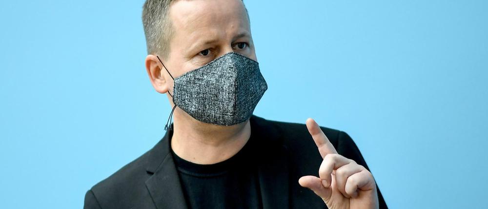 Klaus Lederer mahnt zur Vorsicht bei der Bühnenöffnung.