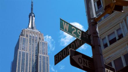 Ecke Broadway und 29th Street. Und was ist zu sehen? Die Spitze des Empire State Building.