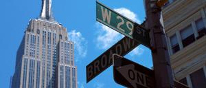 Ecke Broadway und 29th Street. Und was ist zu sehen? Die Spitze des Empire State Building.