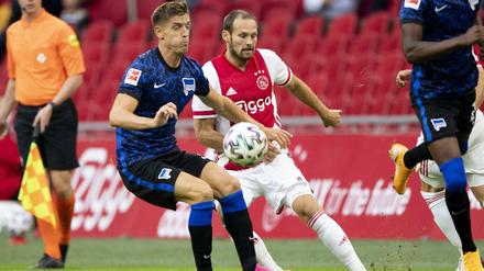 Guter Test. Hertahs Krzysztof Piatek (links) im Duell mit Daley Blind.