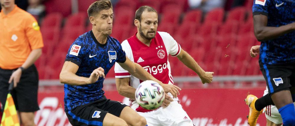 Guter Test. Hertahs Krzysztof Piatek (links) im Duell mit Daley Blind.