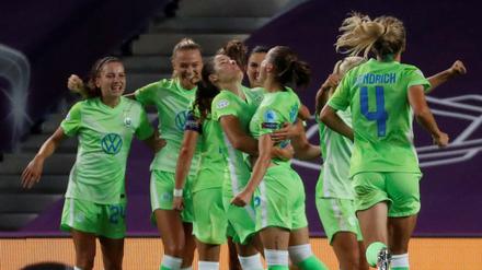 Auf zum Triple? Die Spielerinnen des VfL Wolfsburg feiern den 1:0-Erfolg über den FC Barcelona.