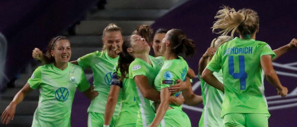 Auf zum Triple? Die Spielerinnen des VfL Wolfsburg feiern den 1:0-Erfolg über den FC Barcelona.