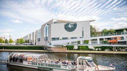 Ein Ausflugsdampfer fährt während der Sitzung des Koalitionsausschusses auf der Spree am Kanzleramt vorbei. 