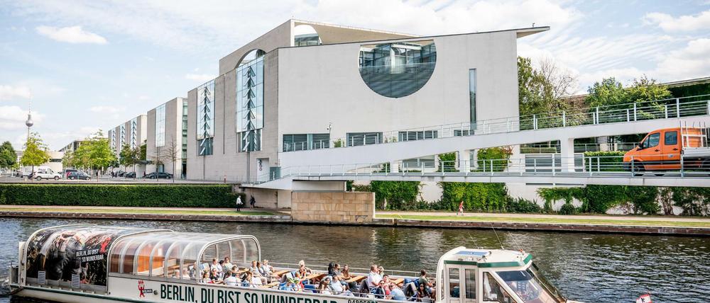 Ein Ausflugsdampfer fährt während der Sitzung des Koalitionsausschusses auf der Spree am Kanzleramt vorbei.