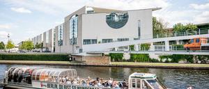 Ein Ausflugsdampfer fährt während der Sitzung des Koalitionsausschusses auf der Spree am Kanzleramt vorbei.