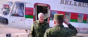 Dieses Bild von Alexander Lukaschenko in Uniform wurde am Samstag im Staatsfernsehen verbreitet. 