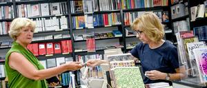 Kulturstaatsministerin Monika Grütters (CDU) und Buchhändlerin Silke Grundmann am Freitagmittag in der Buchhandlung Kohlhaas &amp; Company. 