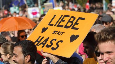 Liebe kann man ebenso wenig verordnen wie Empathie. Zuviel Emotionalisierung tut der Politik ohnehin nicht gut.