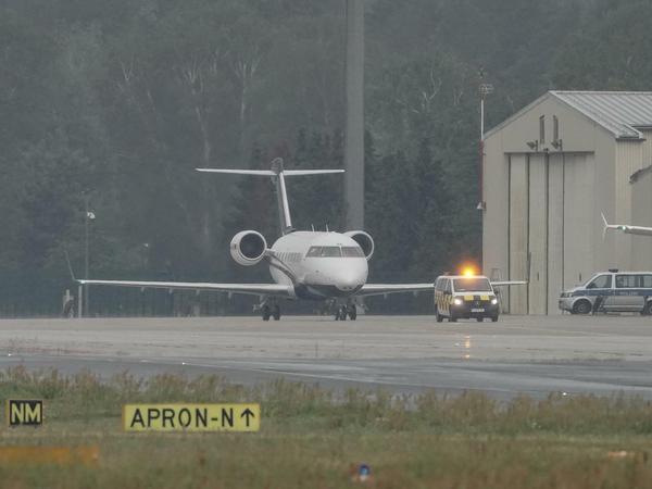 Ein Spezialflugzeug mit dem Kremlkritiker Nawalny an Bord auf der Landebahn am Flughafen Tegel.