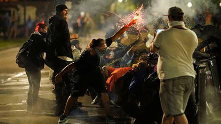 Demonstranten bei Zusammenstößen vor dem Gerichtsgebäude von Kenosha County 