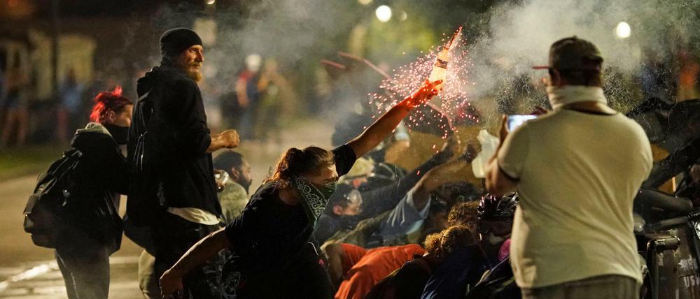 Demonstranten bei Zusammenstößen vor dem Gerichtsgebäude von Kenosha County 
