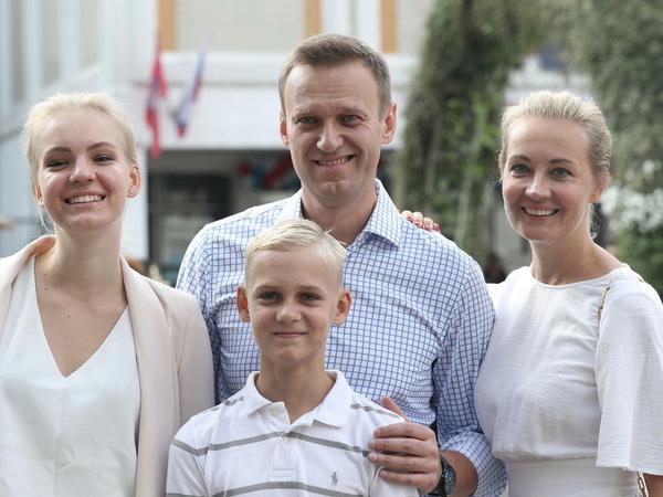Nawalny steht mit seiner Frau Julia (r), seiner Tochter Daria und seinem Sohn Zakhar, 2019 für ein Foto zusammen nachdem sie ihre Wahlstimme bei der Stadtratswahl in Moskau abgegeben haben.