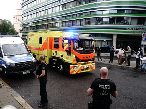 Ein Intensivtransporter der Bundeswehr fährt mit dem russischen Oppositionellen Nawalny zur Charité.