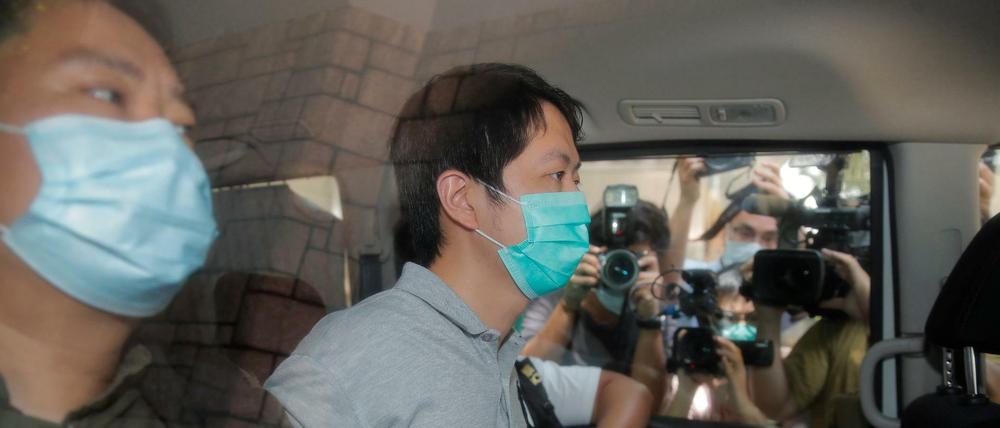 Hongkong: Der pro-demokratische Gesetzgeber Ted Hui wird von Polizeibeamten festgenommen. 