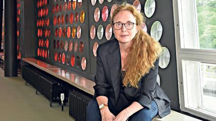 Rebecca Saunders ist in London geboren, hat in Edinburgh studiert und lebt seit einigen Jahren in Berlin. 