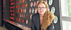 Rebecca Saunders ist in London geboren, hat in Edinburgh studiert und lebt seit einigen Jahren in Berlin. 