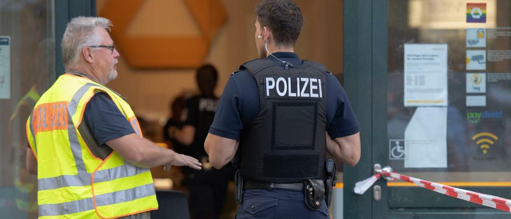 Nach zwei Überfällen auf Commerzbanken in Berlin ist am Mittwoch ein Tatverdächtiger festgenommen worden.