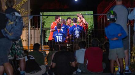 Zaungäste schauen sich das Champions League Finale an, das im Kino im Olympiapark übertragen wurde. 