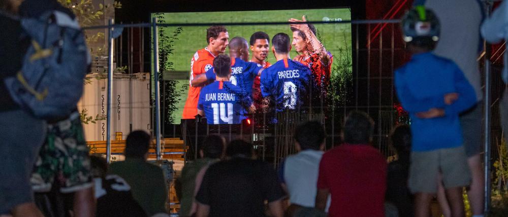 Zaungäste schauen sich das Champions League Finale an, das im Kino im Olympiapark übertragen wurde.
