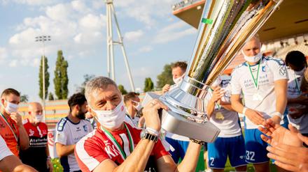 Klar verdient. Trainer Karsten Heine erhält dem 6:0 gegen Viktoria Berlin bei der Siegerehrung den Berliner Landespokal. 
