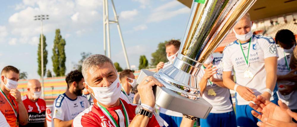 Klar verdient. Trainer Karsten Heine erhält dem 6:0 gegen Viktoria Berlin bei der Siegerehrung den Berliner Landespokal.