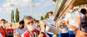Klar verdient. Trainer Karsten Heine erhält dem 6:0 gegen Viktoria Berlin bei der Siegerehrung den Berliner Landespokal. 