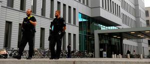 Auch am Montag standen Polizisten vor der Charité, wo derzeit der russische Oppositionsführer Alexej Nawalny wegen einer Vergiftung behandelt wird. 