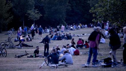 Auch im Volkspark Hasenheide versammeln sich regelmäßig viele Menschen trotz Corona.