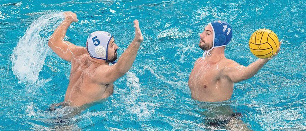 Es geht wieder los. In der Wasserball-Bundesliga wird der Deutsche Meister gesucht. Spandau 04 (am Ball Marin Restovic) will den Titel zum 38. Mal holen. 