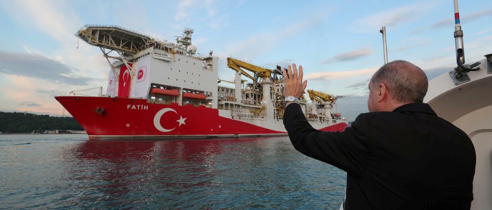 Präsident Tayyip Erdogan winkt dem Bohrschiff Fatih