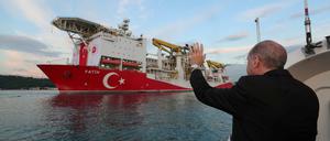 Präsident Tayyip Erdogan winkt dem Bohrschiff Fatih